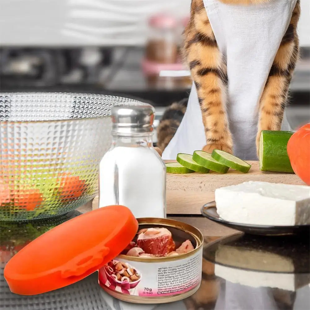 A set Reusable Pet Food Can Cover and Spoon Portable Dogs Cat Storage